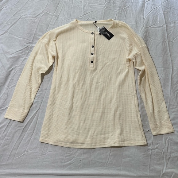 Molerani Women’s Long Sleeve 5 button Shirt. NWT - Picture 1 of 9